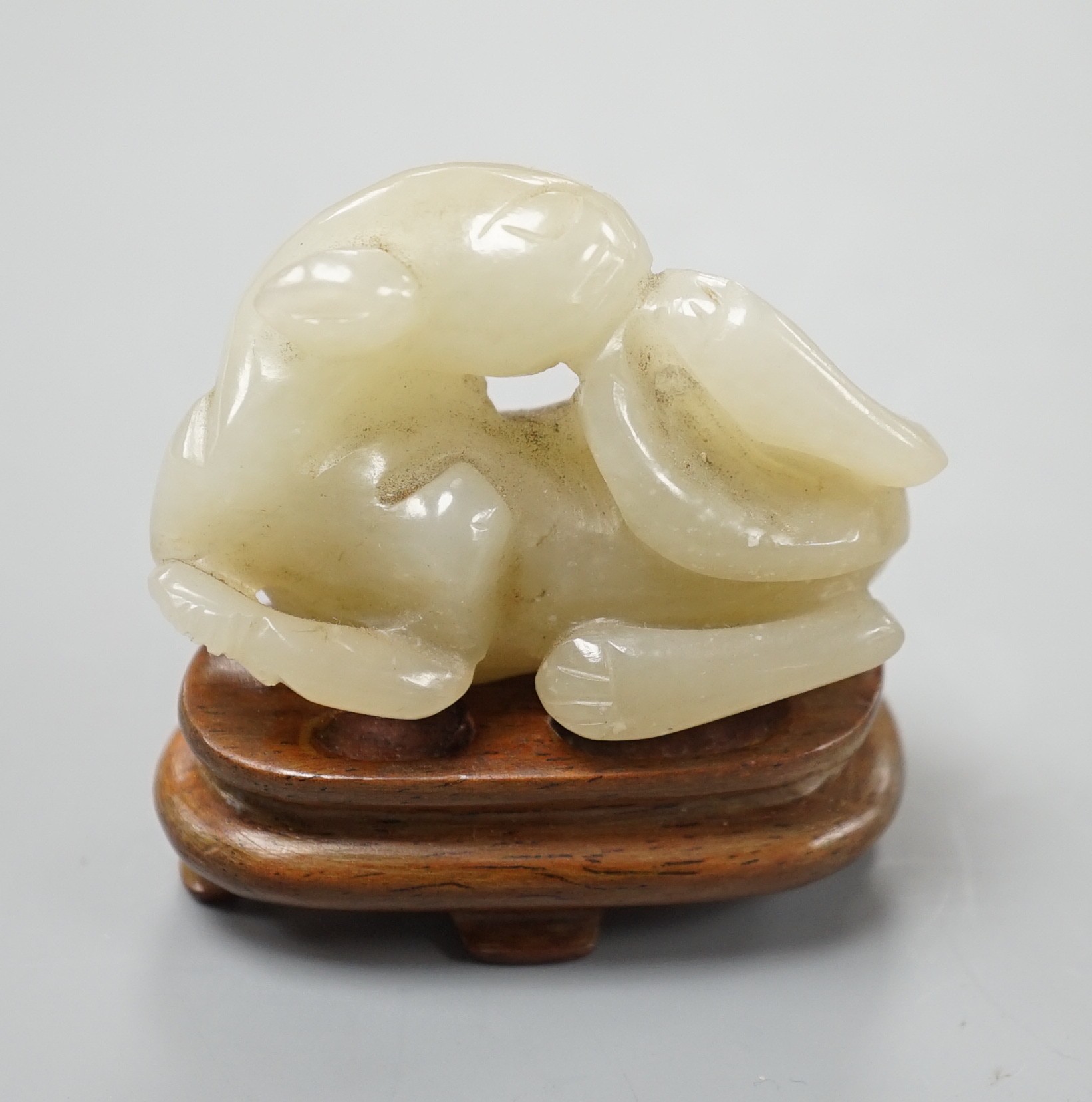 A 19th century Chinese jade recumbent cat, 5cms wide.
